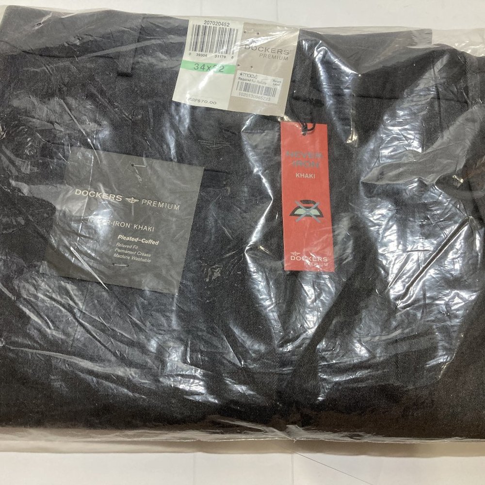 Dockers Premium Men's Never-Iron Khaki Pleated-Cuffed Relaxed Fit (34x32, Gray)